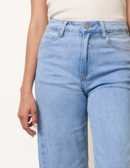Light Weight Stretch Flared Jeans