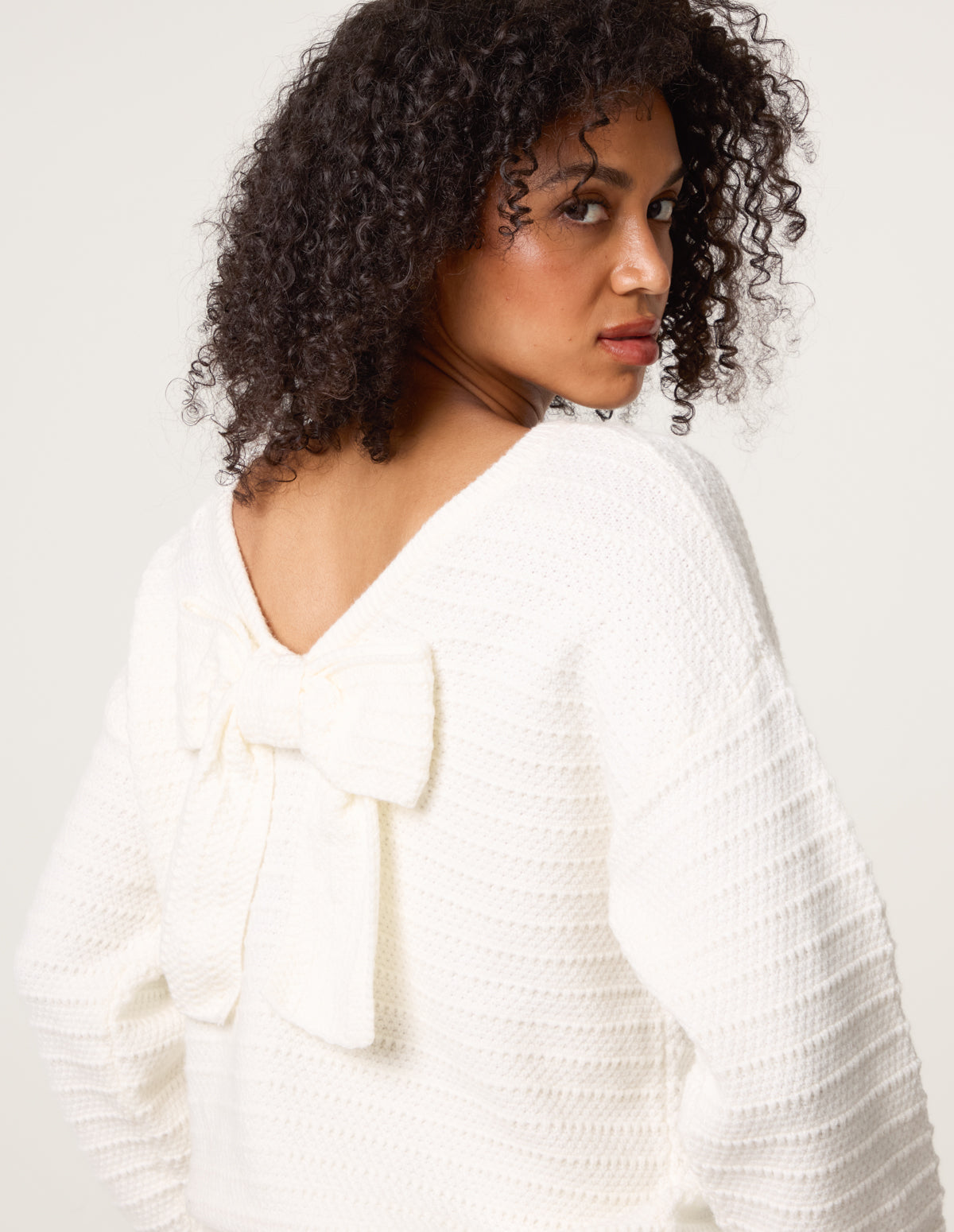 Round Neck Bow Back Detailed Jumper